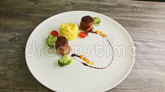 用土豆泥和西兰花烤培根肉片视频