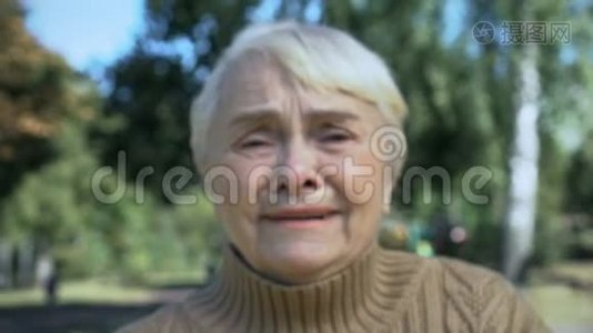 伤心哭泣的老妇人用手捂着脸，问题绝望，坏消息视频