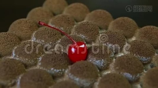 现代巧克力蛋糕表面装饰樱桃的特写全景视频
