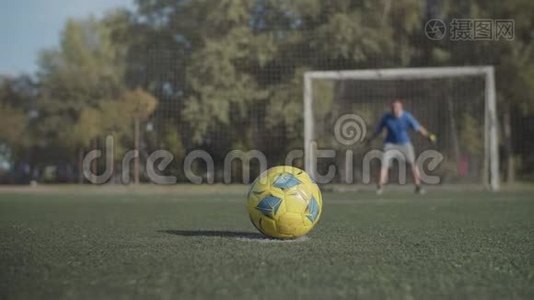 足球运动员在球场上踢点球视频