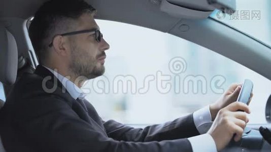 疲劳的人在车里戴眼镜，揉着紧张的眼睛，工作过度视频