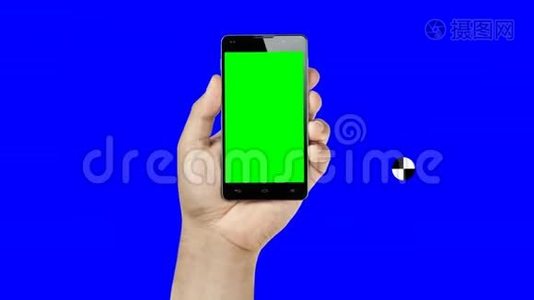男性手动画持智能手机垂直位置与绿色屏幕隔离在色度键蓝屏。 跟踪标记视频