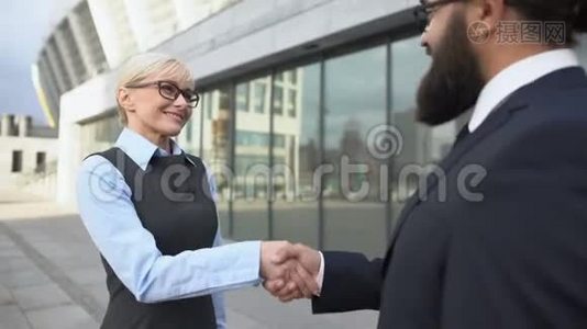 满意的男性女性商业伙伴握手，成功合作视频