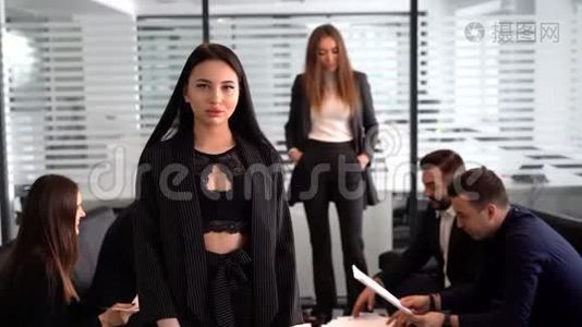 成功的女商人和她的员工站在幕后视频