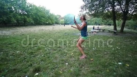 在公园打羽毛球的漂亮运动型健身女性。视频