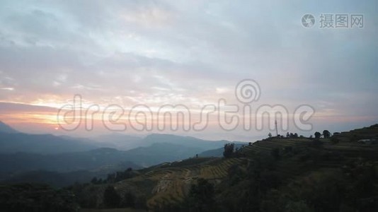 日落日出时美丽的尼泊尔水稻梯田景观。 山，山，乡村景观..视频