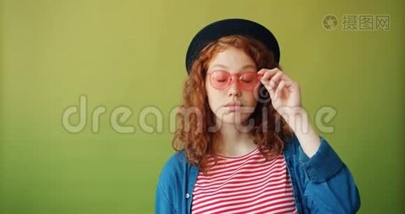 惊讶少女戴着太阳镜，凝视着相机的肖像视频