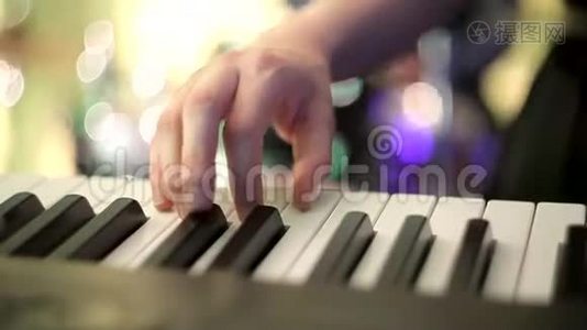 音乐家在音乐会上演奏合成器. 女孩的手指按下合成器的键。视频