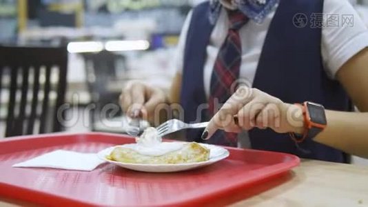 午餐在学校食堂.. 一个十几岁的女孩正在学校食堂吃午饭。视频