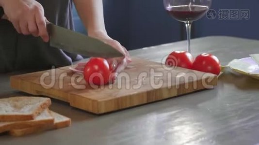 女人在厨房的木板上用锋利的刀把俱乐部三明治切成两半，在家里做快餐视频
