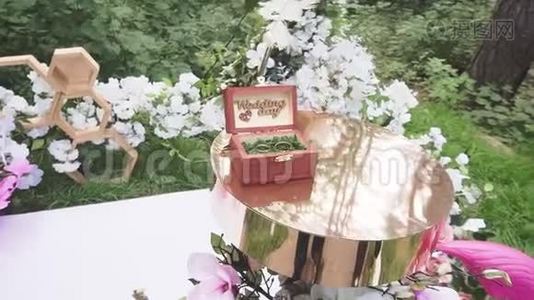 露天森林婚礼装饰的细节视频