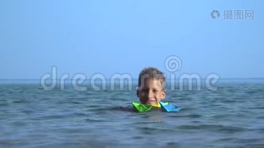 小朋友在海里发射一艘纸船视频
