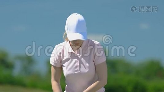 没有经验的女性高尔夫球手挥杆投篮，失球，慢动作视频