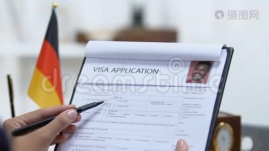 大使馆经理检查德国签证申请，标记批准，许可视频