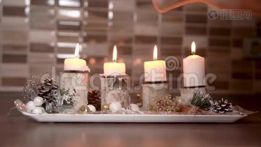 根据传统，在平安夜之前在家中点燃四支圣诞蜡烛视频