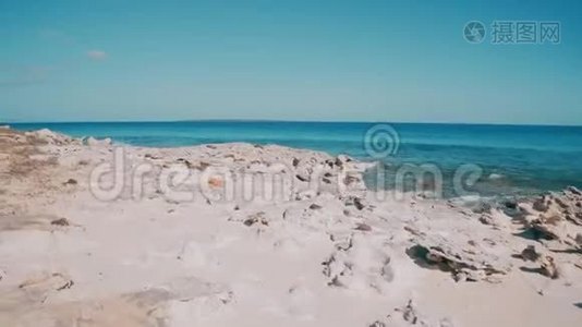 巴利阿里群岛的佛门蒂拉岩石海岸线旅行视频