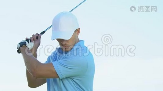 男子高尔夫球手在绿色、奢华的爱好上进行短距离击球视频
