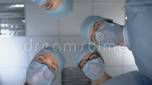 带着医疗工具的外科医生看不见底，病人们害怕医生视频