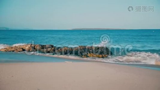 巴利阿里群岛的佛门蒂拉岩石惊人的海滩视频