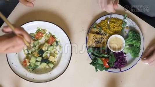 两个女人在素食餐厅吃健康食品视频