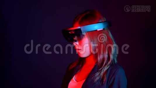 商务女性在黑暗的房间里尝试虚拟现实眼镜全息镜头|年轻亚洲女孩的肖像体验AR交流|未来视频