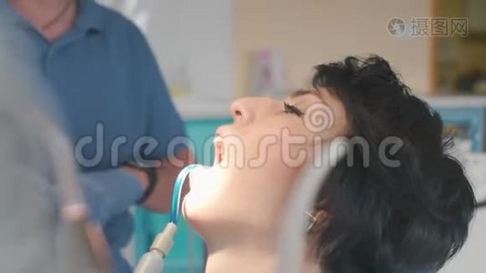 一个年轻女孩的牙科治疗，牙医使用工具视频