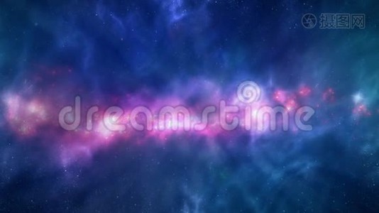 与恒星和星系一起沿着星云飞行视频