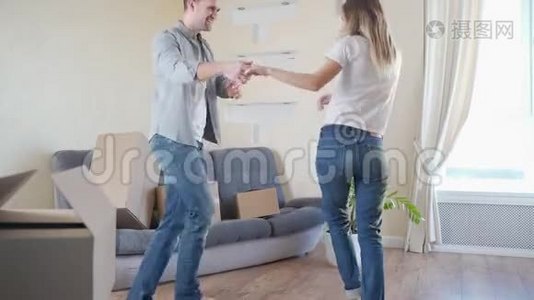 美丽的年轻夫妇在新公寓里跳舞，庆祝搬到新家视频
