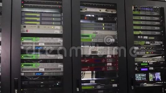 服务器室。 带机架服务器的现代化工作服务器机房..视频