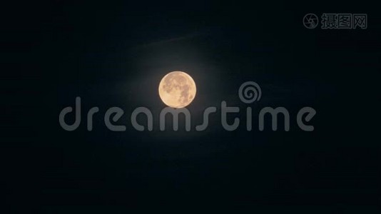 大圆月，夜空中有一个橙色的色调视频