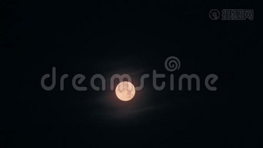 夜空中带橘色的满月视频