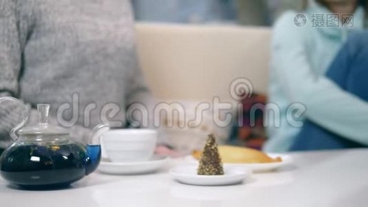 茶壶里的蓝色茶来自花朵，klitoria。 时尚设计食品视频