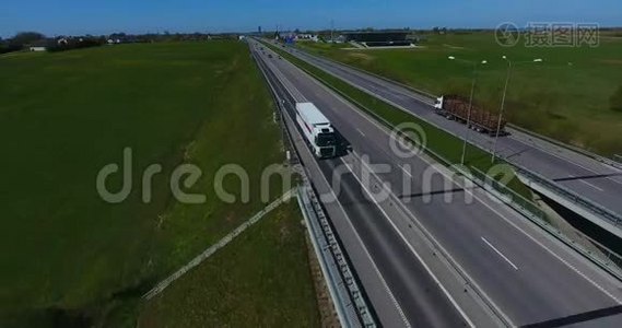 航空：在公路上运输集装箱的货运卡车视频