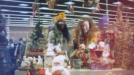 两个朋友在商场里看假日装饰。视频