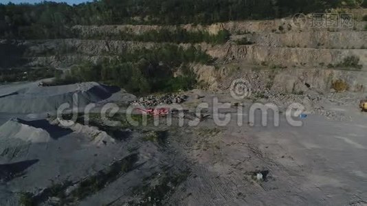 砂桩和破碎设备采石场的俯视图，用于花岗岩和建筑材料的开采视频