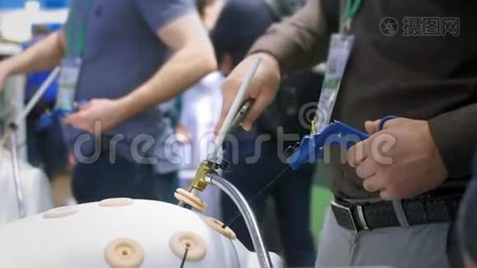 一个虚拟的医学训练员，模拟器。 腹腔镜模拟器。 外科医生在虚拟现实中做手术. 新视频