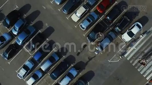 空中观景人在停车处行走.. 机器人录像人移动手推车视频