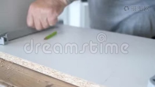 木匠在家里做家具，用钻头工作视频