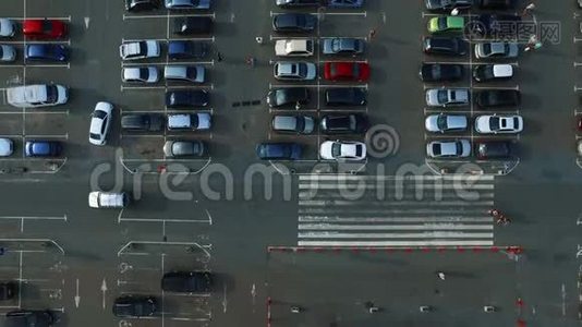 无人驾驶飞机拍摄到人们在停车场散步。直升机与人拍摄停车场视频