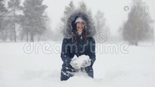 在冬天的公园里快乐地散步。 年轻女子在雪地里玩雪视频