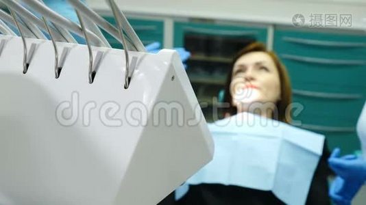 在牙科诊所。 牙医检查病人。 牙科诊所女性病人的肖像正在检查中。 访问视频