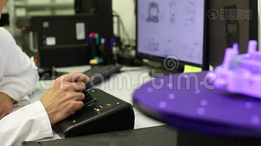 质量工程师用专业光学3D扫描仪用转台扫描一些模具，计量概念视频