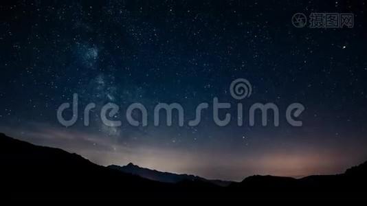 时间推移的夜空星星银河在山脉背景。 4K视频