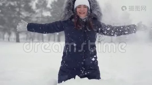 快乐的女人坐在雪堆里。 冬天公园里快乐的散步视频