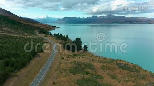 令人惊叹的风景风的道路与山脉和冰川湖，鸟瞰。 MT库克国道80，新西兰。视频