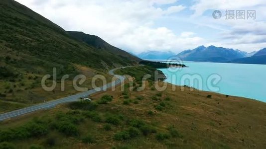 令人惊叹的风景风的道路与山脉和冰川湖，鸟瞰。 MT库克国道80，新西兰。视频