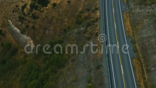 令人惊叹的风景风的道路与山脉和冰川湖，鸟瞰。 MT库克国道80，新西兰。视频