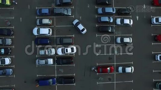 无人机录像车停在拥挤的停车场。 步行停车视频