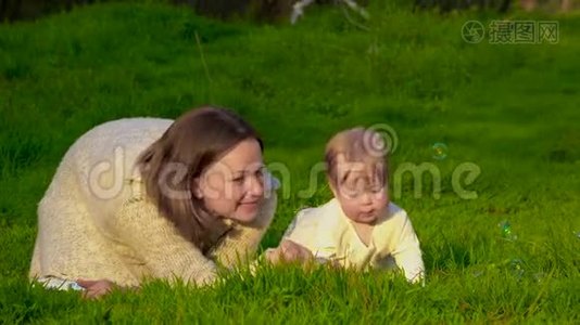 妈妈和女儿在公园里视频