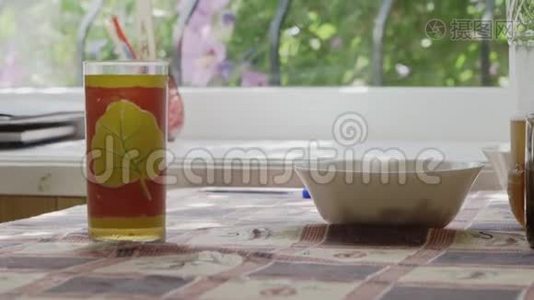 夏天厨房的桌子上放着苏打水的玻璃杯视频